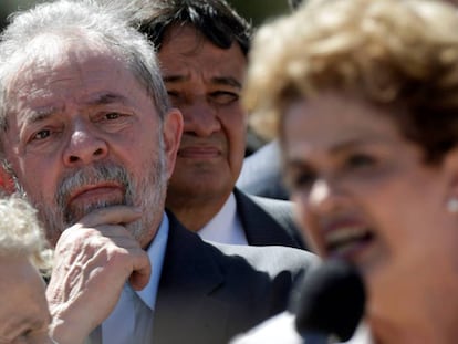 Lula escuta sua sucessora Dilma Rousseff, em maio de 2016.