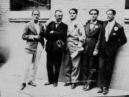 De izquierda a derecha, Salvador Dalí, José Moreno Villa, Luis Buñuel, Federico García Lorca y José Antonio Rubio Sacristán, en Madrid, en 1926.
