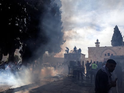 Choques entre palestinos y las fuerzas de seguridad israelíes en la Explanada de las Mezquitas en Jerusalén.