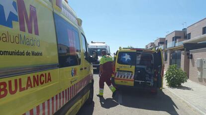 Ambulancias del Summa, a la entrada de la urbanizaci&oacute;n.