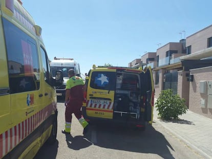Ambulancias del Summa, a la entrada de la urbanizaci&oacute;n.