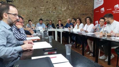 Representantes de los tres partidos ultiman en la sede de Esquerra Unida el pacto del Botànic.