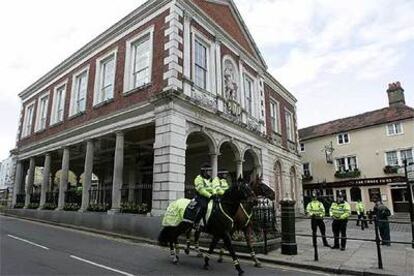 La policía vigila el <i>Guildhall</i>, donde tendrá lugar hoy el enlace entre Carlos de Inglaterra y Camilla Parker.