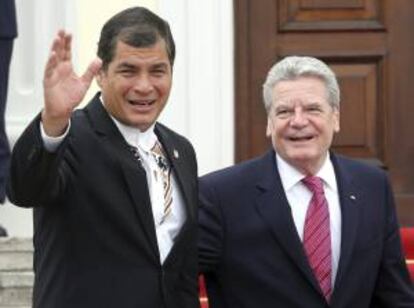 El presidente ecuatoriano, Rafael Correa (izda), saluda a su llegada al Palacio Bellevue en Berlín (Alemania) donde se reúne con el presidente alemán Joachim Gauck (dcha) hoy, martes 16 de abril de 2013.