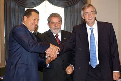 Chávez, Lula da Silva (en el centro) y Néstor Kirchner, en una cumbre en 2005.