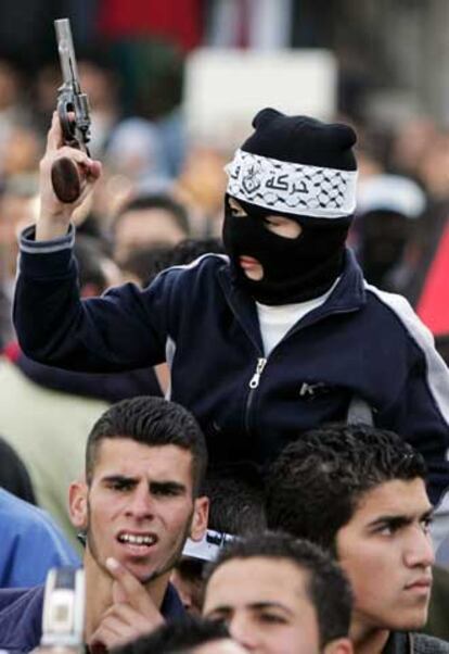 Un adolescente palestino blande una pistola en una marcha ayer en Ramala.