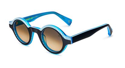 En detalle, The Einstein Sun en azul y negro (249 €) de Etnia Barcelona.