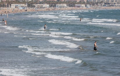 Varias personas se bañaban el lunes en la playa de la Malvarrosa, en Valencia. 