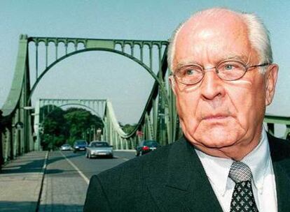 Wolfgang Vogel, en el puente de Glienicke, en agosto de 1997.
