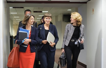 La secretaria de Estado para Asuntos Europeos francesa, Laurence Boone (izquierda), junto con su homóloga alemana, Anna Luhrmann (centro) y Daniela Schwarzer, al frente del grupo de expertos que ha redactado el informe para la reforma de la UE, en Bruselas este martes.