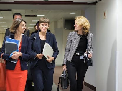 La secretaria de Estado para Asuntos Europeos francesa, Laurence Boone (izquierda), junto con su homóloga alemana, Anna Luhrmann (centro) y Daniela Schwarzer, al frente del grupo de expertos que ha redactado el informe para la reforma de la UE, en Bruselas este martes.