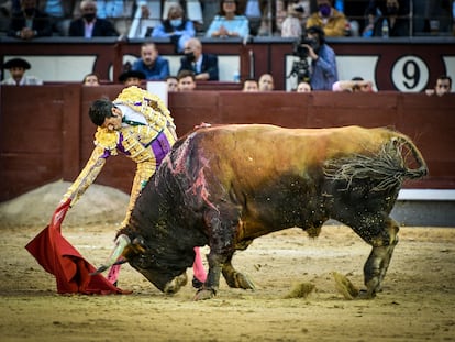 Emilio de Justo y el toro 'Farolero', de Garcigrande, el 2 de octubre, en Las Ventas.