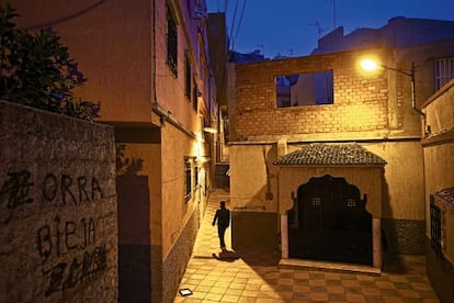 Una imagen nocturna del barrio. El primer consejo al recién llegado es que evite las calles del Príncipe cuando cae el sol.