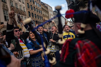 Hinchas del equipo escocés brindan en Múnich, antes del partido Alemania - Escocia.