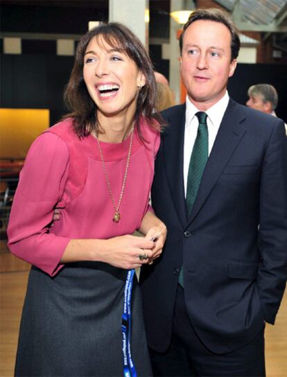 El líder del Partido Conservador británico, David Cameron, junto a su esposa Samantha, durante un acto del partido en Manchester, en octubre de 2009.
