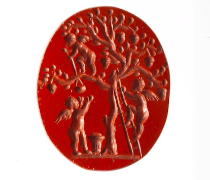 Roman engraving with grape harvesters, from the 2nd century, in the National Archaeological Museum.