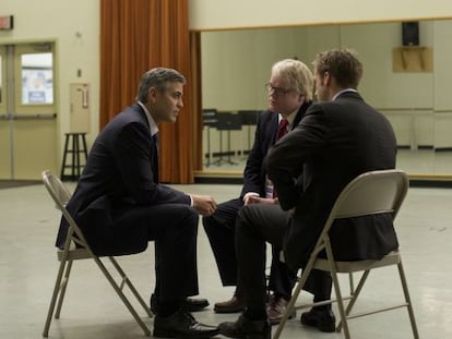 Desde la izquierda George Clooney, Philip Seymour Hoffman y Ryan Gosling en &#039;Los idus de marzo&#039;.