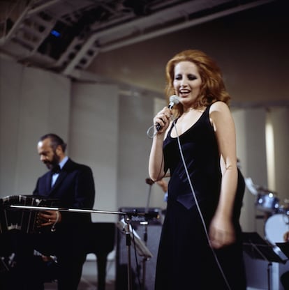 Mina, durante una actuación televisada en 1972. 