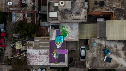 Vista de los murales en los techos de las casas del barrio de Santa Cecilia.