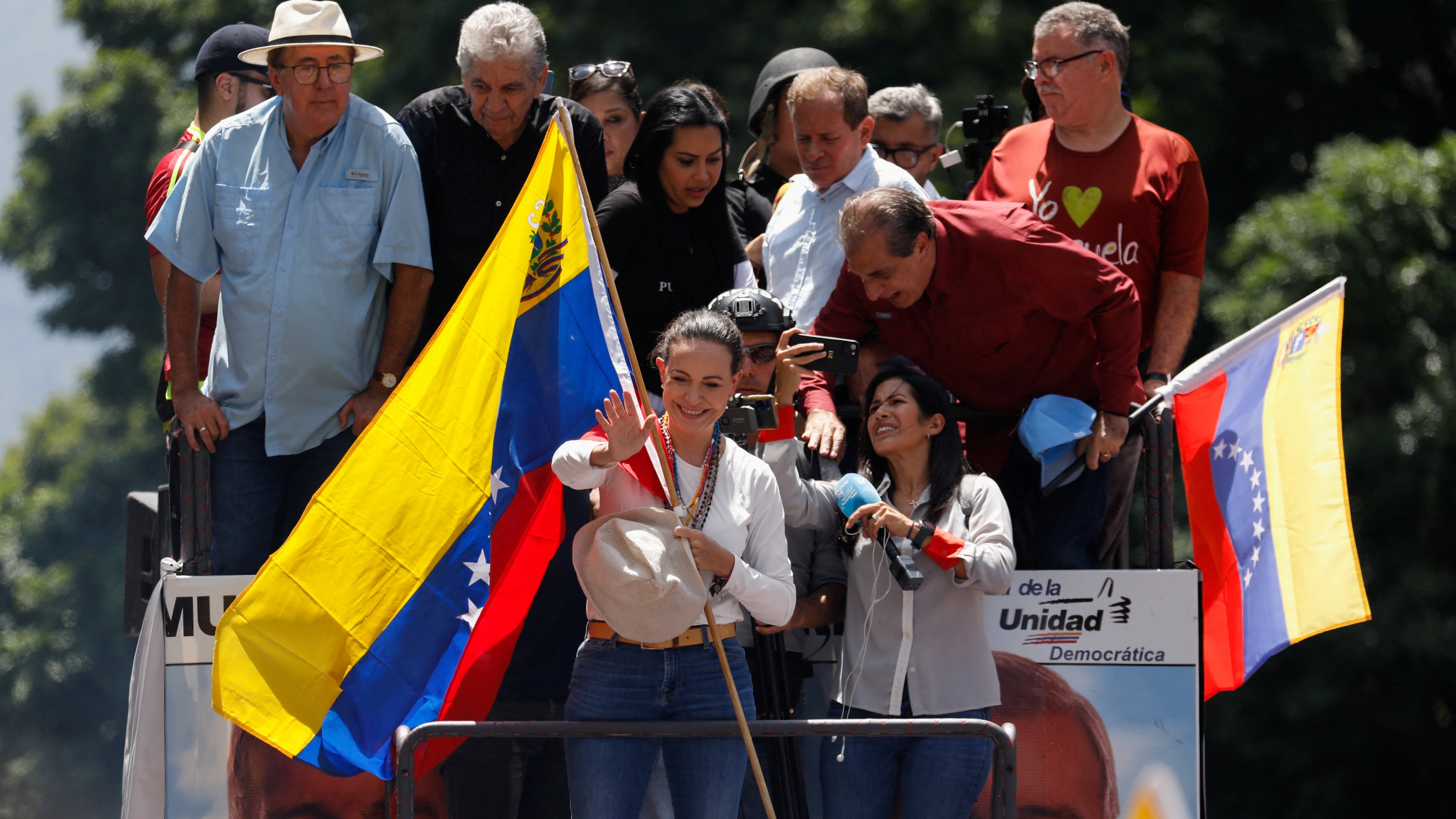 La oposición venezolana sale a la calle ante un gran despliegue policial 