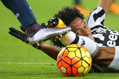 Cuadrado y Pavoletti durante el Juve-Genoa (1-0).