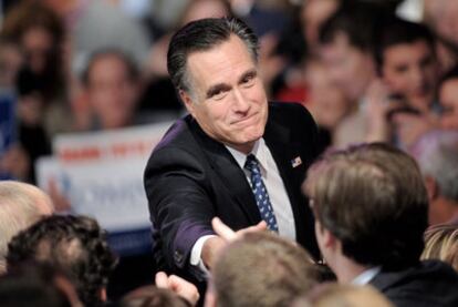 El candidato presidencial republicano Mitt Romney saluda a sus partidarios en New Hampshire.