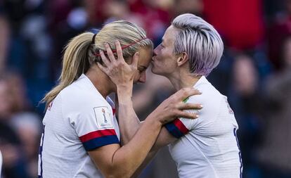 Lindsey Horan (I), autora del gol del 1-0 a Suecia, lo celebra con Megan Rapinoe.