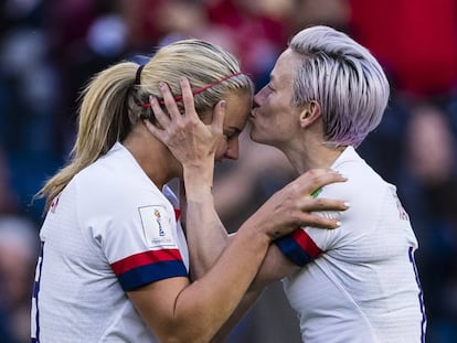 Lindsey Horan (I), autora del gol del 1-0 a Suecia, lo celebra con Megan Rapinoe.