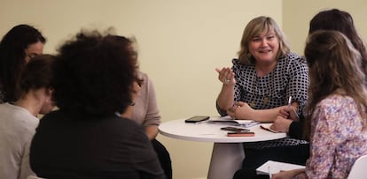 María Noel Vaeza, with a group of journalists in the ELPAÍS newsroom.