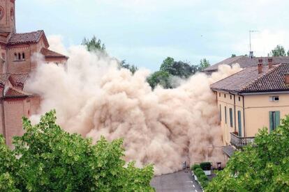 Imagen de la demolición de la torre de una iglesia en Ferrara, Italia.