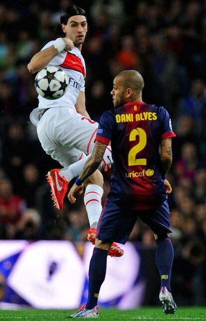 Pastore salta ante Dani Alves.