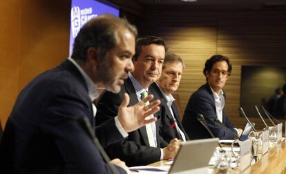 Eduardo López-Puertas, director general de Ifema, segundo por la izquierda, y los directivos de AEVI José María Moreno, Alberto González Lorca y Asier Labarga, durante la presentación de la feria.