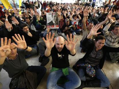 Los trabajadores de Iberia se han vuelto a concentrar esta mañana, quinto día de huelga, en la T4 de Madrid.