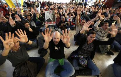 Los trabajadores de Iberia se han vuelto a concentrar esta mañana, quinto día de huelga, en la T4 de Madrid.