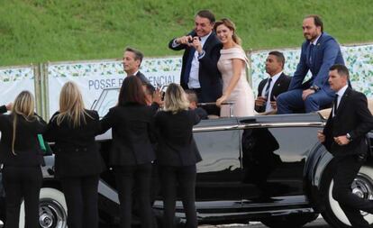 Jair Bolsonaro ao lado da primeira-dama Michelle e do filho Carlos no dia da posse .