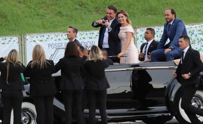 Jair Bolsonaro ao lado da primeira-dama Michelle e do filho Carlos no dia da posse . 