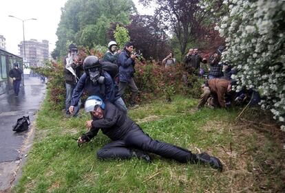 Manifestantes se enfrentan a la policía.