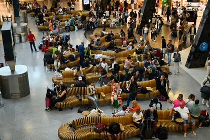 Viajeros en el aeropuerto Humberto Delgado, de Lisboa, el pasado septiembre.