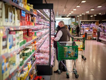 Un hombre hace la compra en un supermercado en Madrid este miércoles.