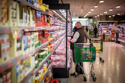 Un hombre hace la compra en un supermercado en Madrid este miércoles.