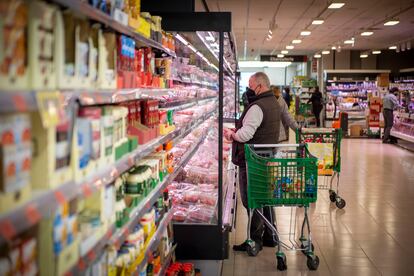 Un hombre hace la compra en un supermercado en Madrid este miércoles.