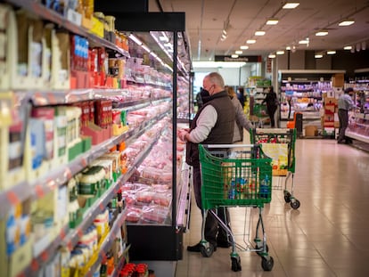 Un hombre hace la compra en un supermercado en Madrid este miércoles.