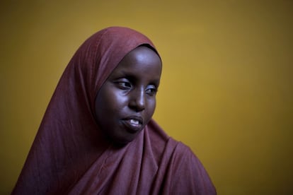 Huba Yousef, de 27 años de edad, espera para dar a luz a su tercer hijo en una sala del Hospital Banadir de Mogadiscio. Cuando era una niña sufrió la mutilacion genital y debido a ello ahora sus partos son muy dolorosos.