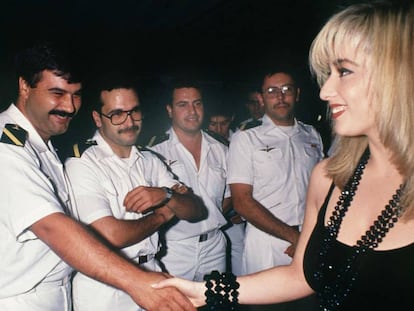 El ministerio de Defensa invirtió 10 millones de pesetas en 1990 (equivalente a unos 100.000 euros en 2019) para hacer posible el concierto de Marta Sánchez, entonces líder de Olé Olé, frente a las tropas españolas en Abu Dhabi durante el conflicto del golfo Pérsico 1990.