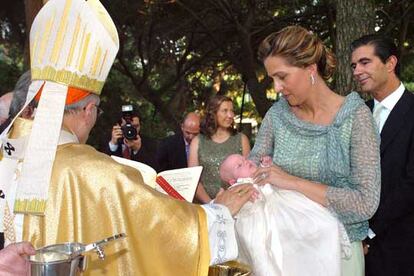 La infanta Cristina sostiene en sus brazos a su hija Irene durante el bautismo oficiado por monseñor Rouco.