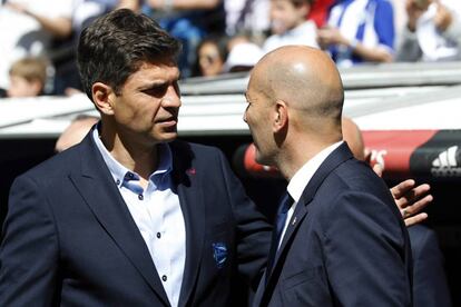 El entrenador del Real Madrid, el francés Zinedine Zidane, saluda al del Deportivo Alavés, el argentino Mauricio Pellegrino.