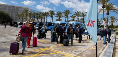 Turistas alemanes recién aterrizados en el aeropuerto de Palma de Mallorca