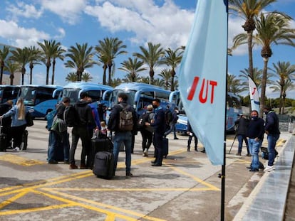 Turistas alemanes recién aterrizados en el aeropuerto de Palma de Mallorca