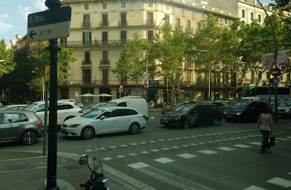 Congestión de tráfico en la Gran Vía de Barcelona