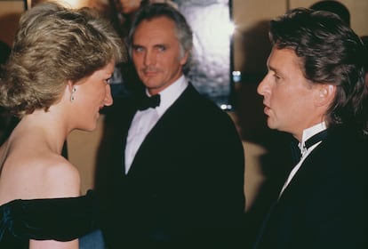 Diana de Gales saluda a Michael Douglas en el estreno británico de 'Wall Street' en 1988.